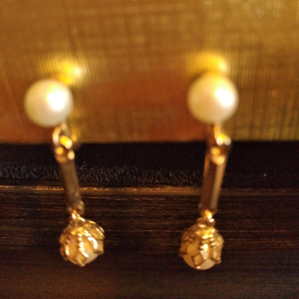 Vintage dangling pearl screw on earrings- Circa 1960s - Picture 3 of 4